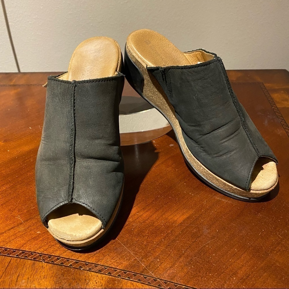 El Naturalista Women N5005
Pleasant Leaves Clogs Size 6.5